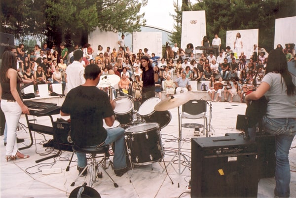 μουσικά σύνολα Ελεύθερου Ωδείου σε συναυλία σε ανοιχτό θέατρο