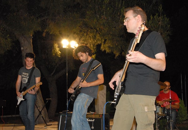 Rock μουσικά σύνολα Ελεύθερου Ωδείου συναυλία σε ανοιχτό θέατρο